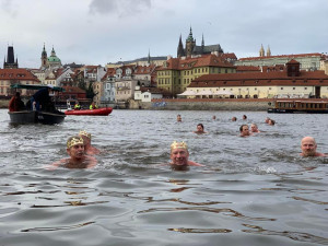 Pod Karlovým mostem plavou otužilci. Voda byla moc teplá, postěžovali si