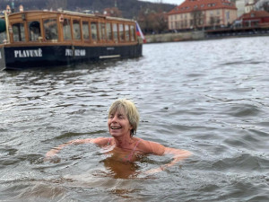Pod Karlovým mostem plavou otužilci. Voda byla moc teplá, postěžovali si