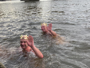 Pod Karlovým mostem plavou otužilci. Voda byla moc teplá, postěžovali si