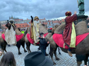 VIDEO: Centrem Prahy prošli tři králové na velbloudech