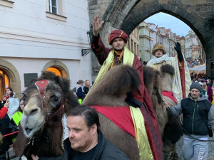 VIDEO: Centrem Prahy prošli tři králové na velbloudech