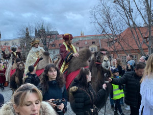 VIDEO: Centrem Prahy prošli tři králové na velbloudech