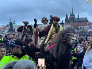 VIDEO: Centrem Prahy prošli tři králové na velbloudech