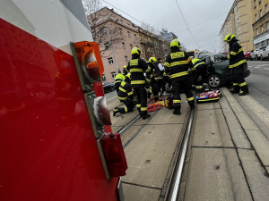 V Koněvově ulici se střetla tramvaj s autem. Hasiči vyprostili dvě osoby