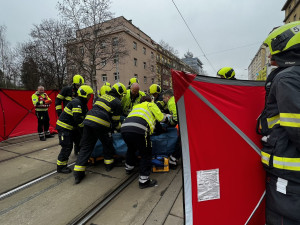 V Koněvově ulici se střetla tramvaj s autem. Hasiči vyprostili dvě osoby