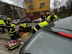 V Koněvově ulici se střetla tramvaj s autem. Hasiči vyprostili dvě osoby