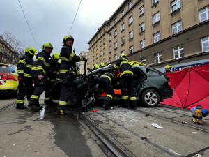 V Koněvově ulici se střetla tramvaj s autem. Hasiči vyprostili dvě osoby