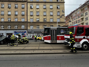 V Koněvově ulici se střetla tramvaj s autem. Hasiči vyprostili dvě ženy a jedno dítě