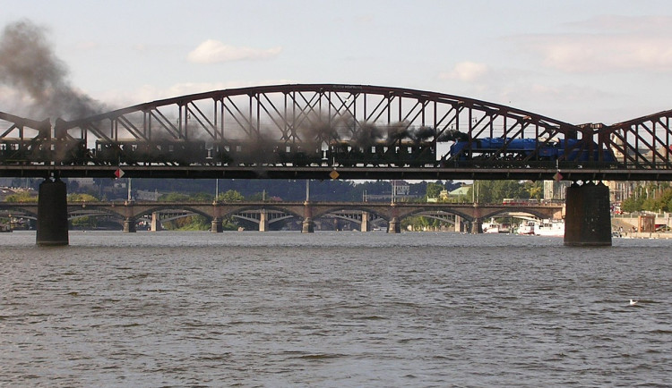 Petici za zachování vyšehradského železničního mostu podepsalo šest tisíc lidí