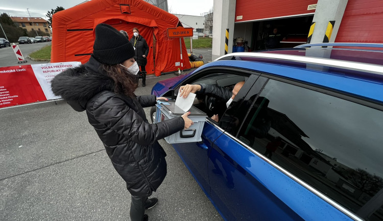 Lidé s covidem mohou dnes v Praze volit prezidenta z auta