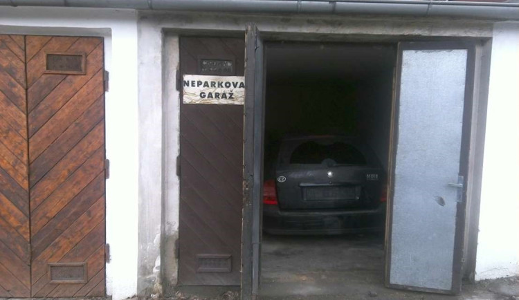 Muž našel ve své garáži na Vinohradech cizí auto, bylo kradené