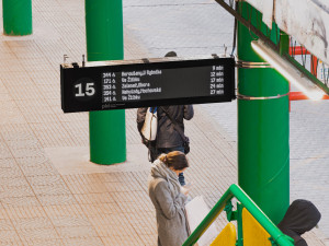 Terminál na Černém mostě se dočkal proměny. Slavné rampouchy jsou pryč
