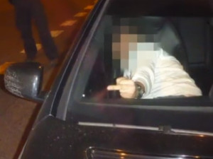 VIDEO: Řidič se pokoušel usnout na zemi vedle auta. Nakonec se vyspal na záchytce