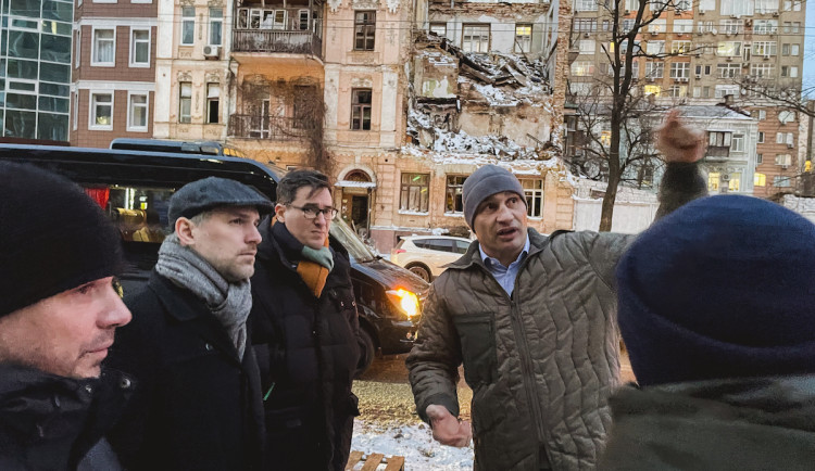 Kličko ukázal Hřibovi poničené budovy ve městě.