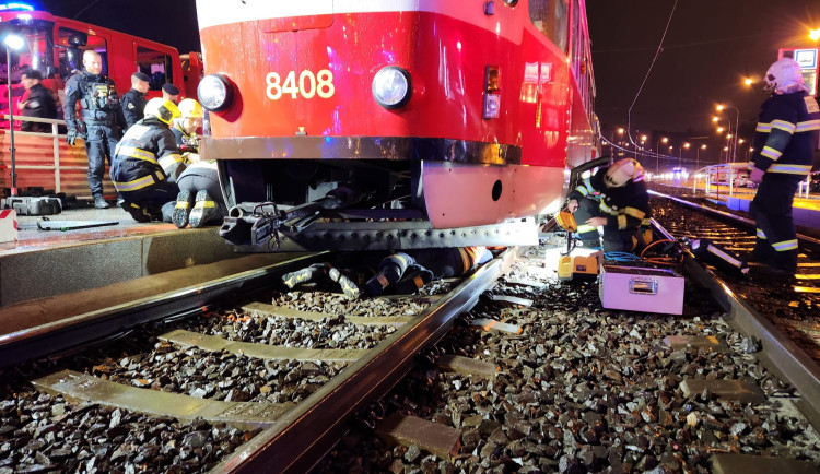 Tramvaj museli zvednout.