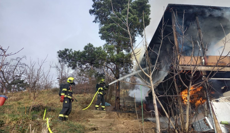 VIDEO: V Troji shořela chatka určená k demolici