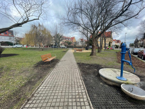 Hřiště na Hanspaulce má novou houpačku, kolotoč i písek. Potěší i dospělé