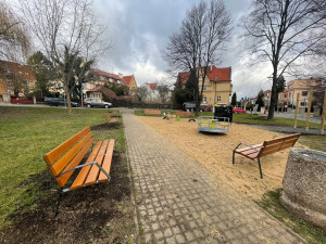 Hřiště na Hanspaulce má novou houpačku, kolotoč i písek. Potěší i dospělé