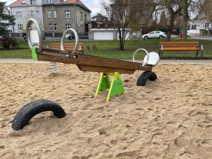 Hřiště na Hanspaulce má novou houpačku, kolotoč i písek. Potěší i dospělé