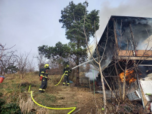 VIDEO: V Troji shořela chatka určená k demolici