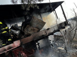 VIDEO: V Troji shořela chatka určená k demolici