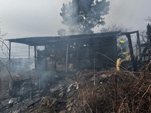 VIDEO: V Troji shořela chatka určená k demolici