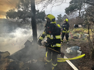 VIDEO: V Troji shořela chatka určená k demolici