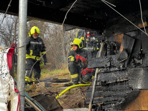 VIDEO: V Troji shořela chatka určená k demolici