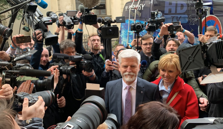 Volební místnosti se uzavřely. Začalo sčítání, novináři očekávají ve štábech prezidentské kandidáty