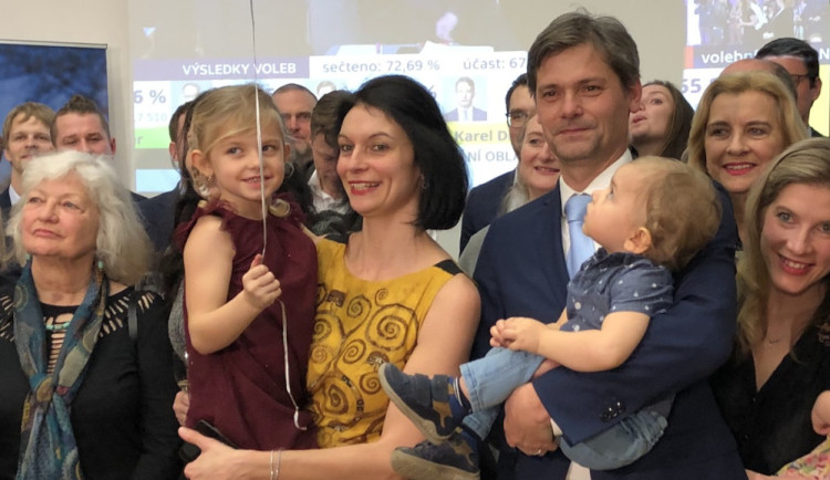 Monika Hilšerová s manželem a dětmi.