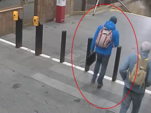 VIDEO: Dvojici mužů napadli v metru. Útočník je urážel a dal jim pěstí