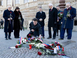 Lidé si připomínají památku Jana Palacha, který se upálil na Václavském náměstí