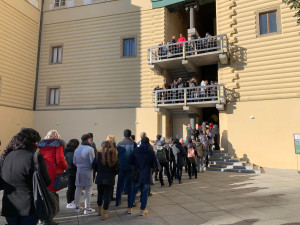 VIDEO: Lidé čekají ve frontě na korunovační klenoty hodiny