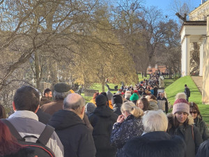 VIDEO: Lidé čekají ve frontě na korunovační klenoty hodiny