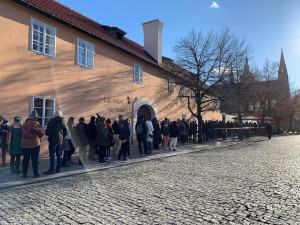 VIDEO: Lidé čekají ve frontě na korunovační klenoty hodiny