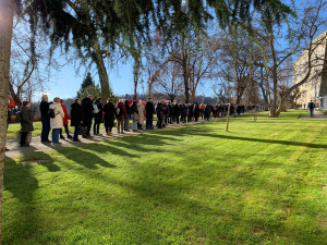 VIDEO: Lidé čekají ve frontě na korunovační klenoty hodiny