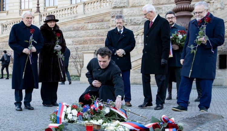 Lidé si připomínají památku Jana Palacha, který se upálil na Václavském náměstí