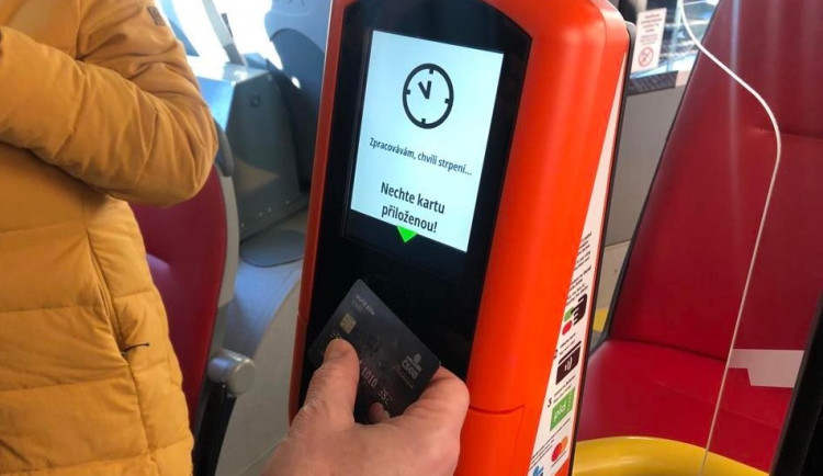 V pražských autobusech ode dneška fungují bezhotovostní jízdenkové terminály