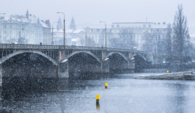 Meteorologové varují před silným sněžením. V Praze může napadnout až dvanáct centimetrů