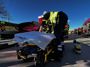 Na Pražském okruhu bouraly kamiony, provoz je zastaven