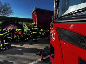 Na Pražském okruhu bouraly kamiony, provoz je zastaven