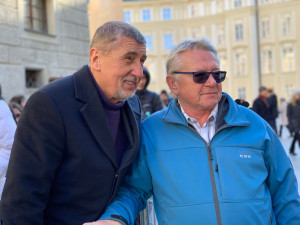 VIDEO: Babiše nepustili do kostela, tak se šel ukazovat do fronty na klenoty