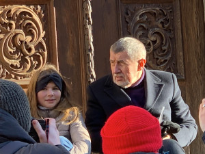 VIDEO: Babiše nepustili do kostela, tak se šel ukazovat do fronty na klenoty
