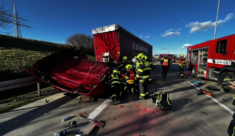 Řidiče musí hasiči vyprostit.