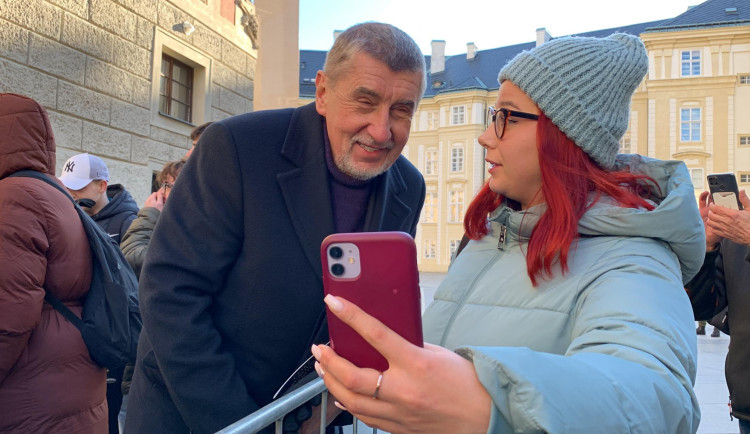 VIDEO: Babiše nepustili do kostela, tak se šel ukazovat do fronty na klenoty