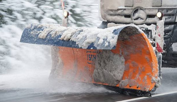 Silné sněžení komplikovalo provoz u Prahy. Problémy byly na silnicích i železnici