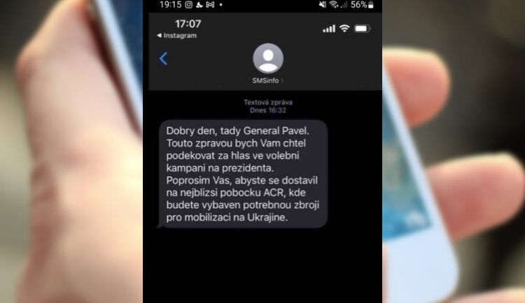 Běžte si pro zbroj k mobilizaci, píše lidem falešný Pavel. Policie sms řeší