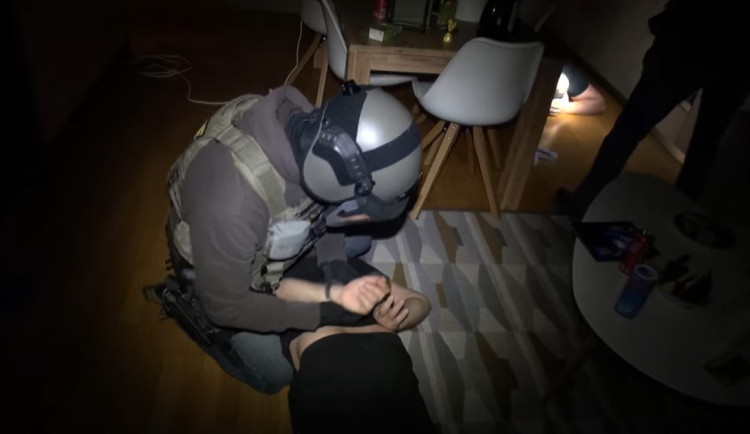 VIDEO: Policie v Praze dopadla v špičku ruskojazyčné mafie