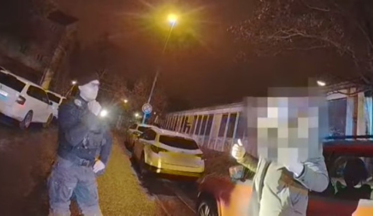 Opilý řidič se ptal strážníků, zda mají oprávnění ho zastavit, pak volal mamince