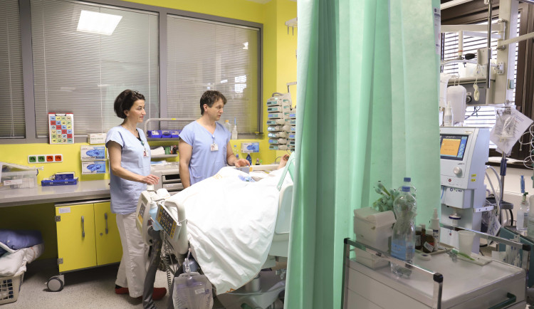 Ženu léčí v motolské nemocnici.